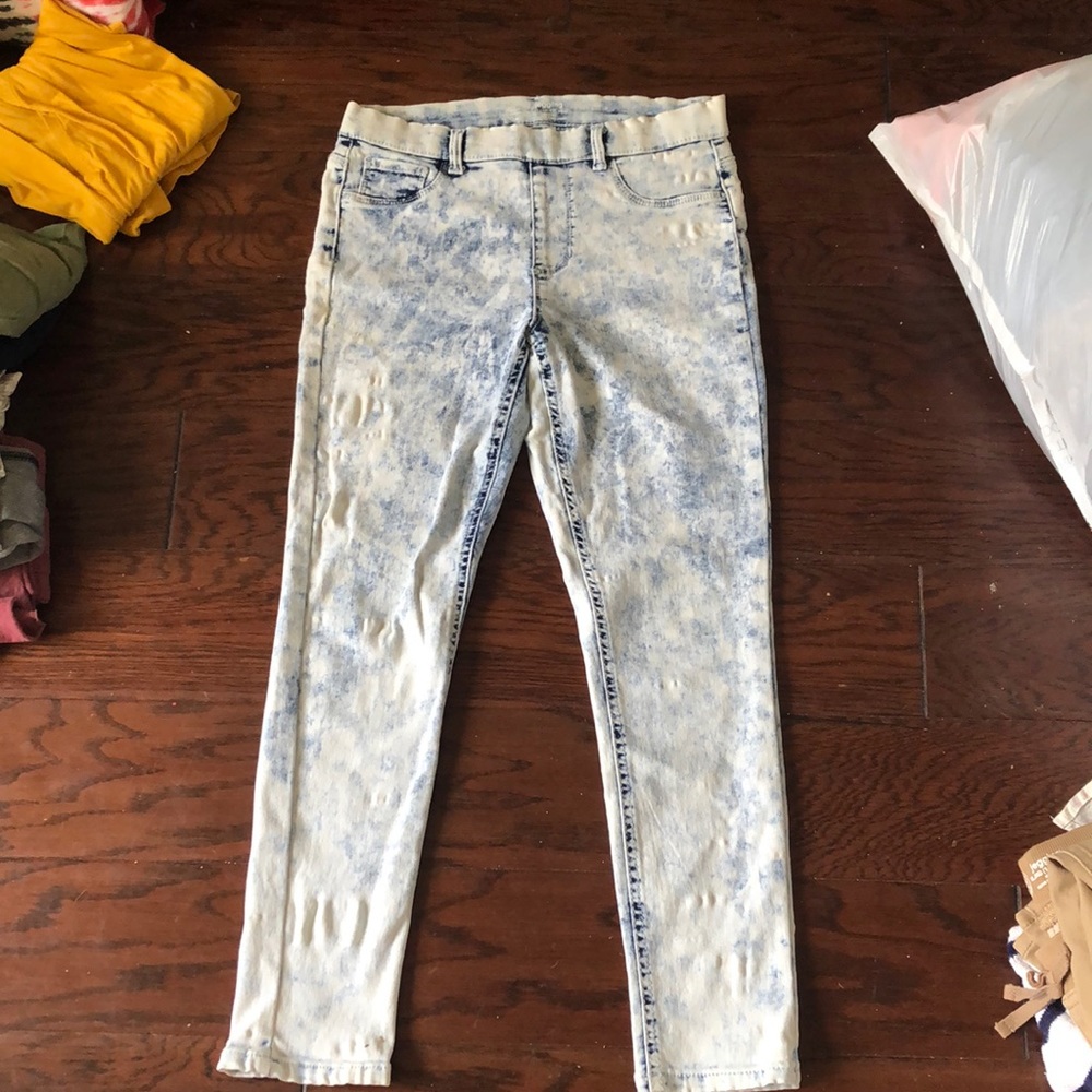 these are my marble pants they’re stretchy it’s a large. it’s jeggins.